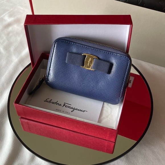 Salvatore Ferragamo zippy wallet - Picture 1 of 16